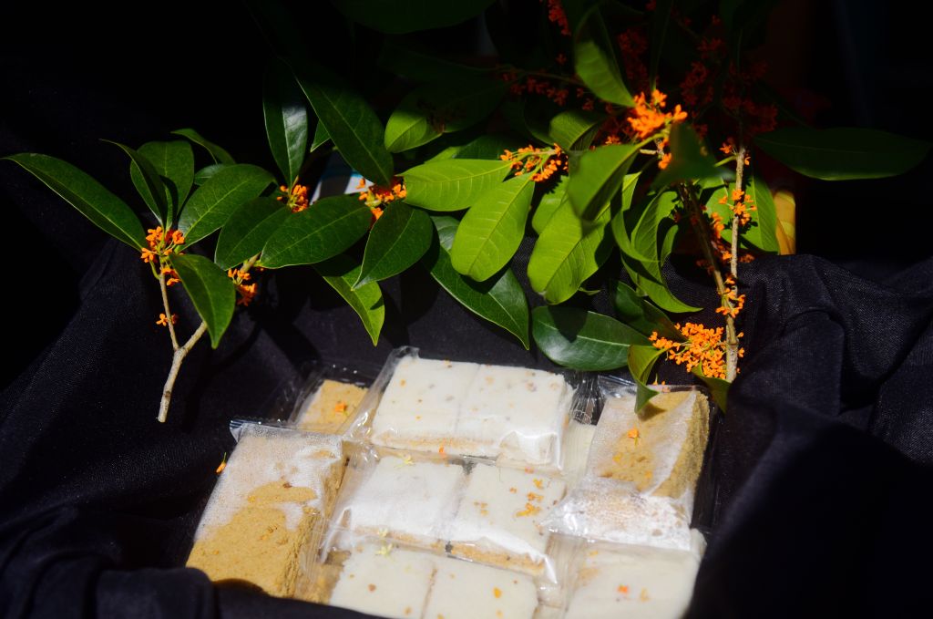 Cakes, tea and wine, along with other food and drinks made from osmanthus blossoms, are on sale in a village in Hangzhou, Zhejiang, October 1, 2023. /CFP