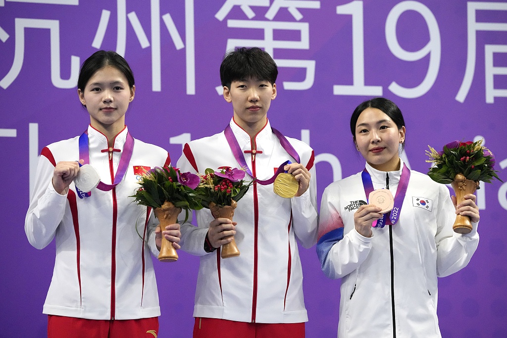 Gold medalist Li Yajie (C) and silver medalist Lin Shan (L) of China pose for a photo after the diving women's 1-meter springboard final at the 19th Asian Games in Hangzhou, east China's Zhejiang Province, October 2, 2023. /CFP