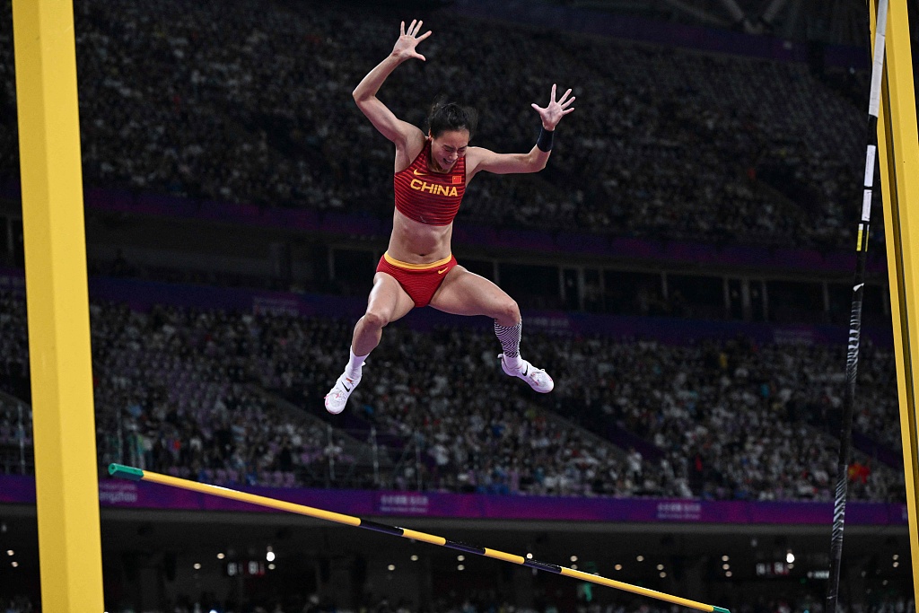 Li Ling of China competes in the women's pole vault final at the 19th Asian Games in Hangzhou, east China's Zhejiang Province, October 2, 2023. /CFP
