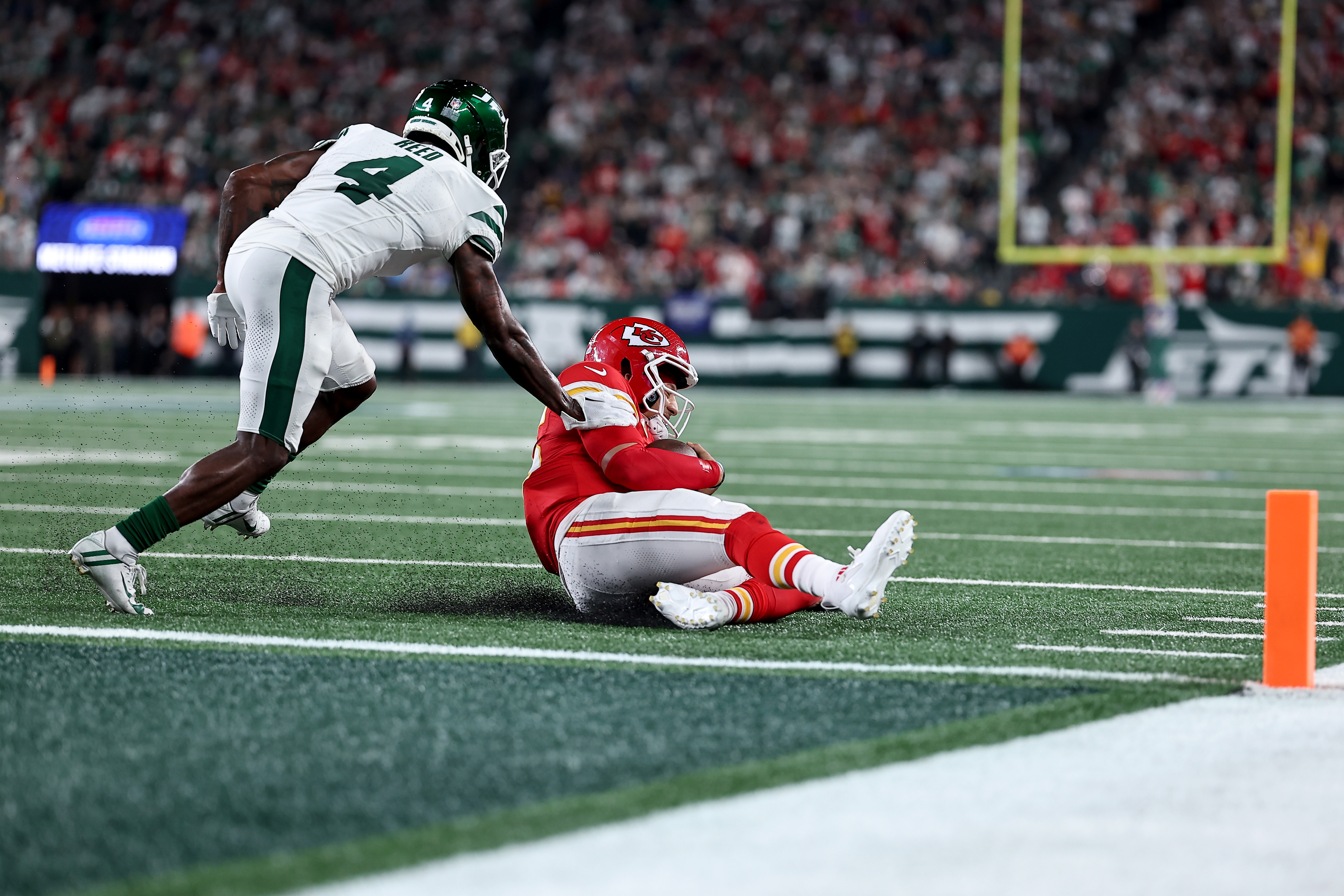Quarterback Patrick Mahomes (R) of the Kansas City Chiefs slides down in the game against the New York Jets at MetLife Stadium in East Rutherford, New Jersey, October 1, 2023. /CFP