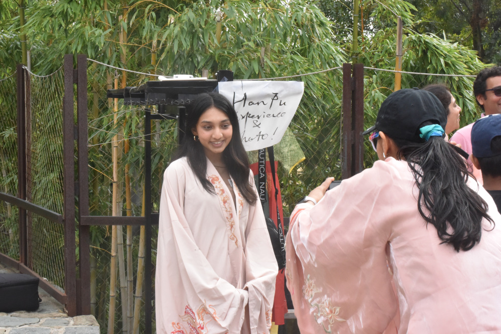 A photo taken on September 30, 2023, shows a visitor dressed in Chinese hanfu costume posing for a photo at the Smithsonian's National Zoo in Washington, D.C., the United States. /CFP