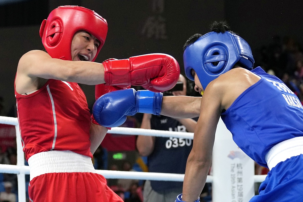 Wu Yu (L) of China and Chuthamat Raksat of Thailand fight in the women's 45-50kg boxing final during the 19th Asian Games in Hangzhou, China, October 3, 2023. /CFP