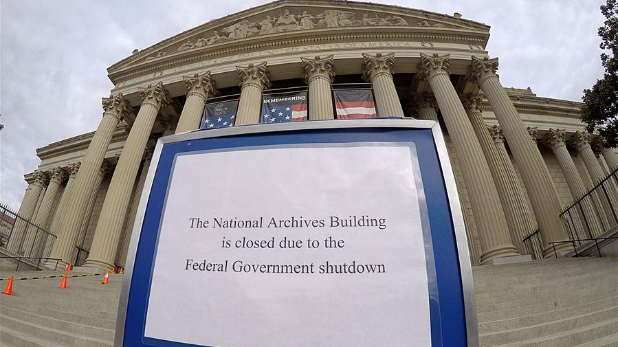 A sign indicating that the National Archives Building is closed due to the federal government shutdown is seen in Washington D.C., U.S., January 22, 2018. /Xinhua