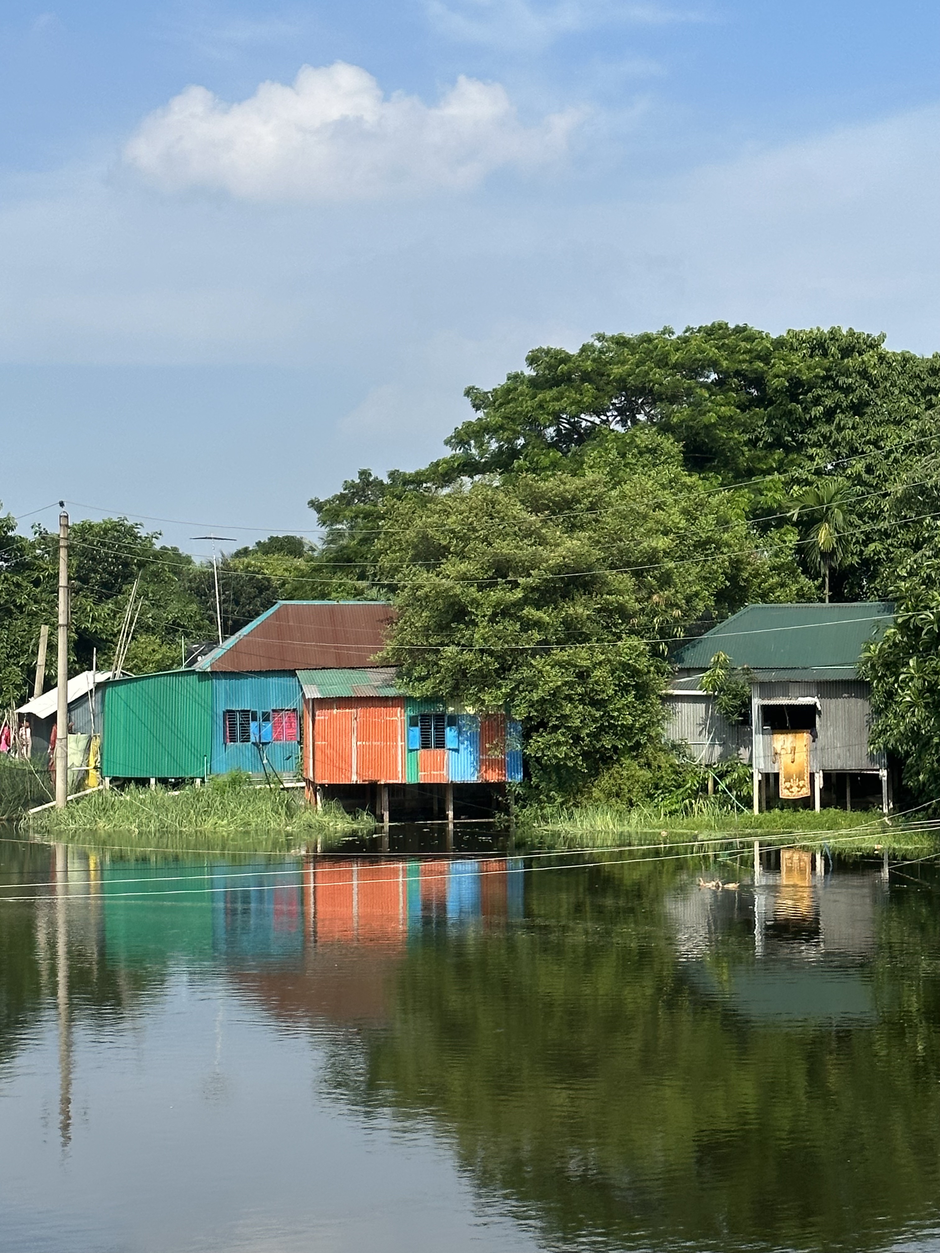 Houses are situated along the riverside in Dhaka, Bangladesh. /CGTN