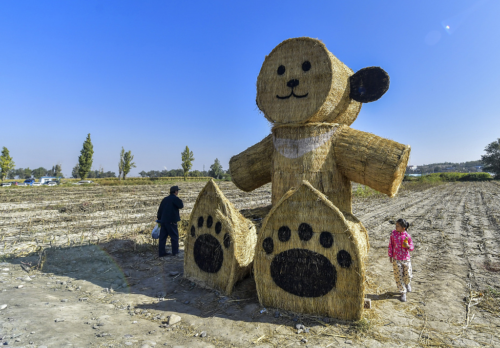 A photo shows a large teddy bear-shaped scarecrow on October 2, 2023 in Urumqi, Xinjiang. /CFP