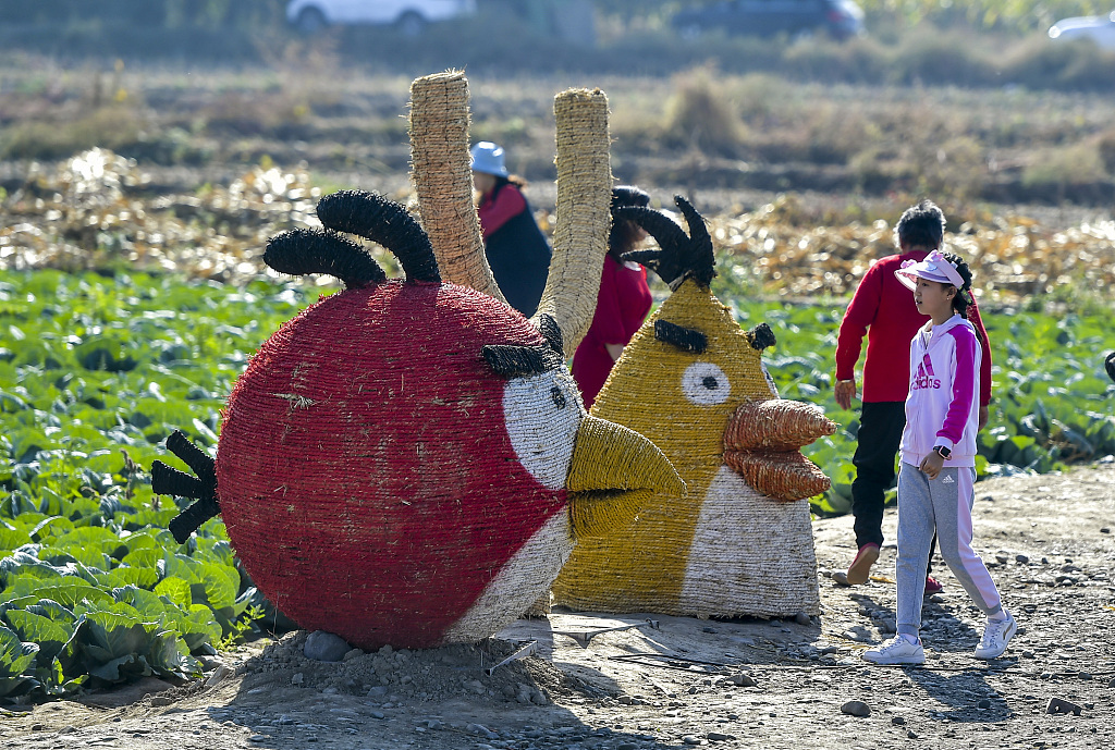 A photo shows scarecrows shaped like video-game characters on October 2, 2023 in Urumqi, Xinjiang. /CFP
