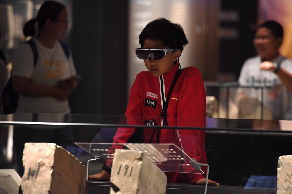 A visitor uses a wearable device at a display at the Nanjing City Wall Museum on October 2, 2023 in Nanjing, Jiangsu. /IC