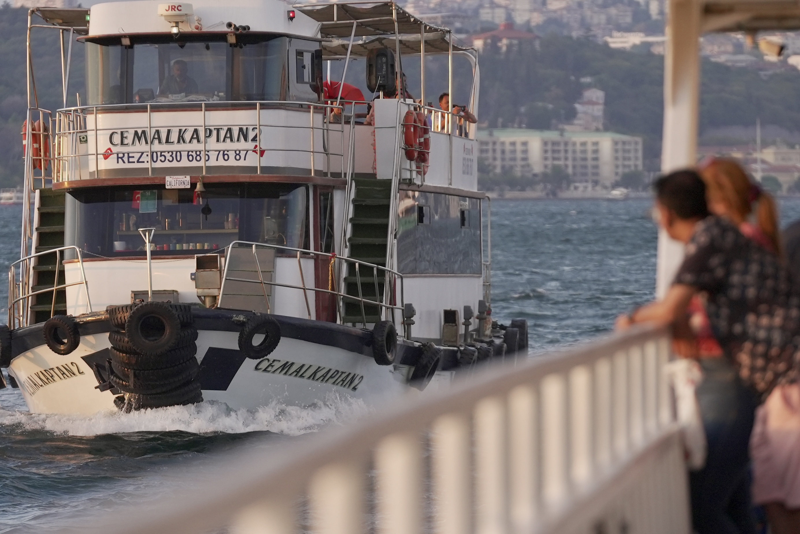A boat sails along the Bosporus Strait in Istanbul, Türkiye. /CGTN