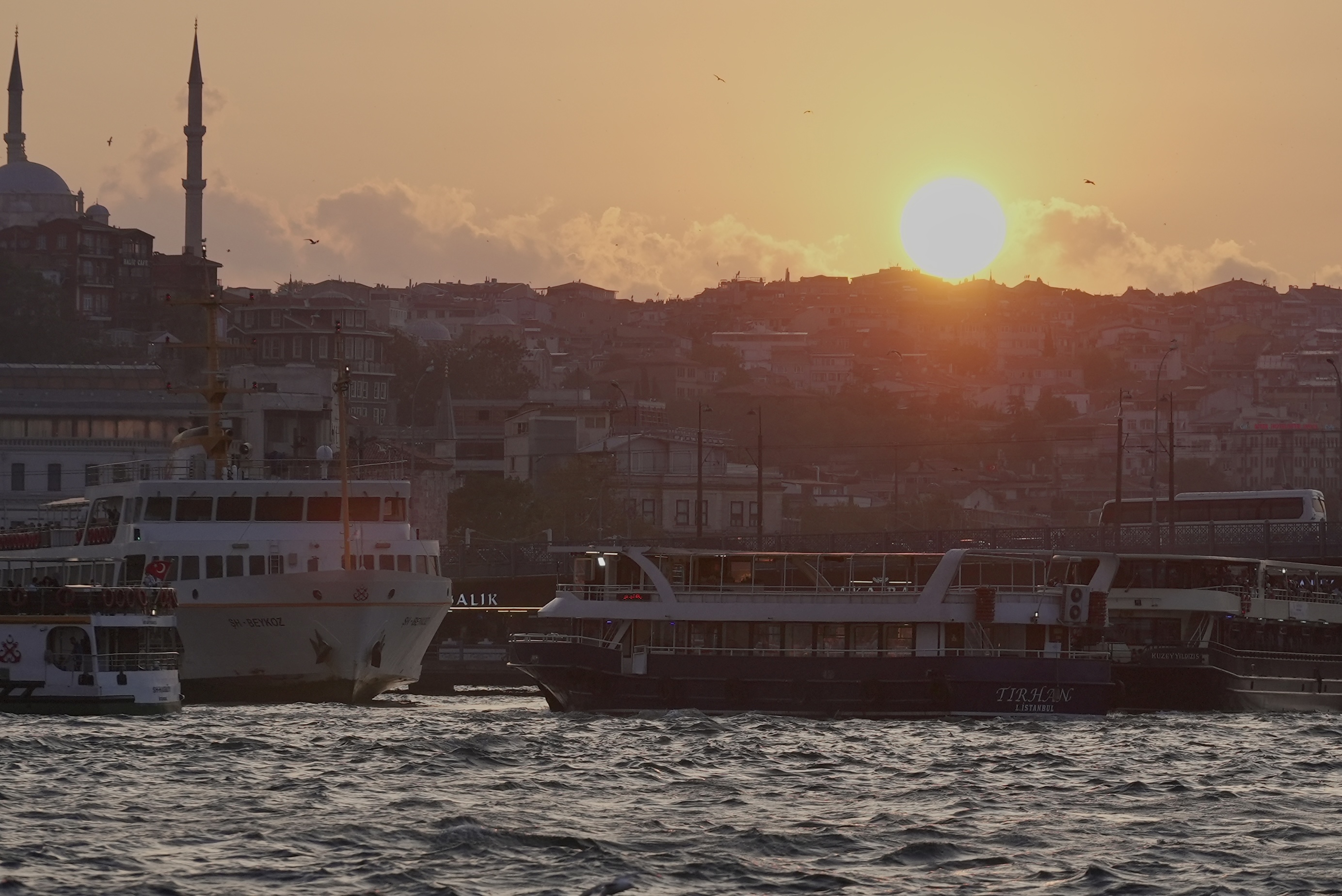 A beautiful sunset is captured on the Bosphorus Strait in Istanbul, Türkiye. /CGTN