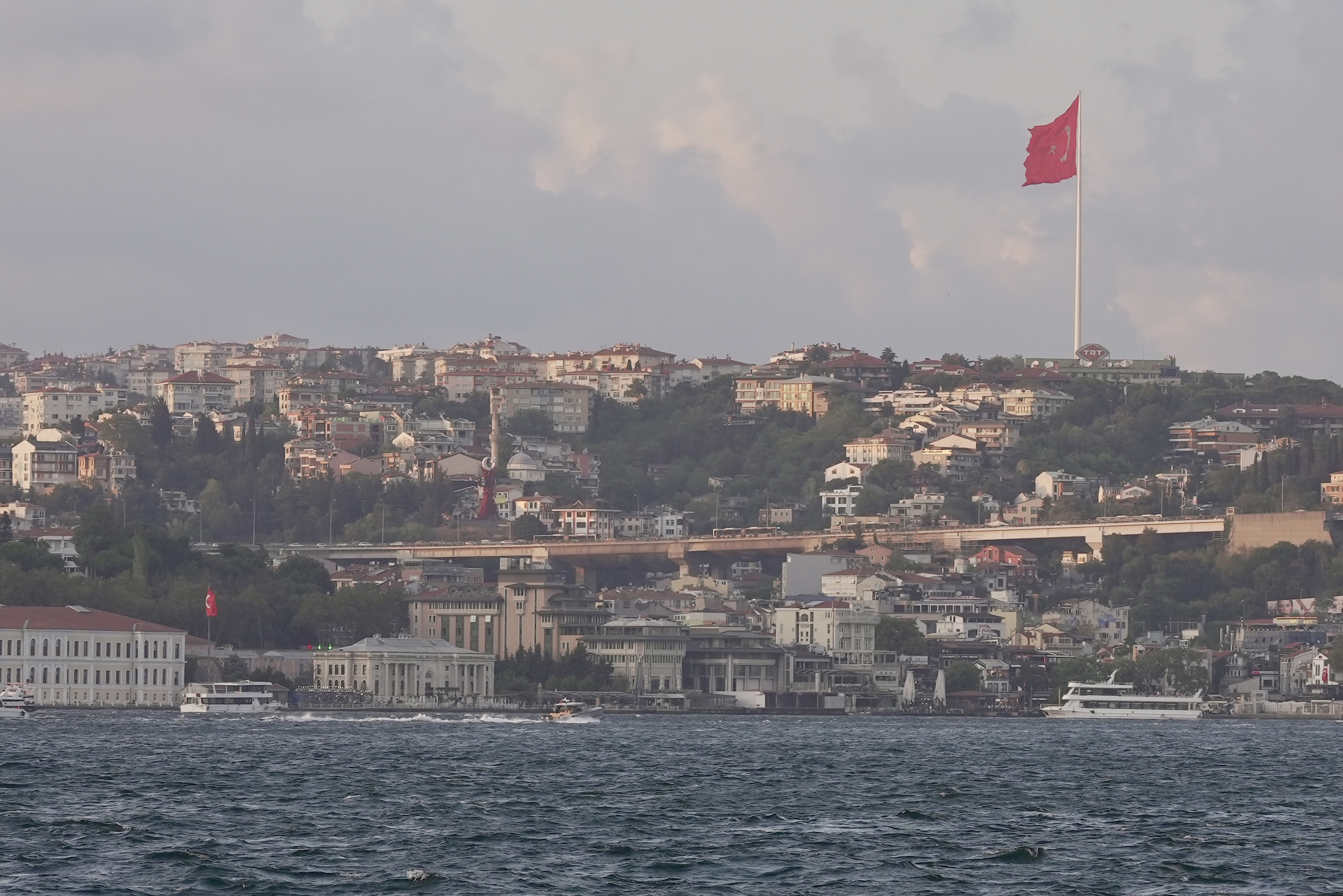 A glimpse of the Bosphorus Strait in Istanbul, Türkiye /CGTN