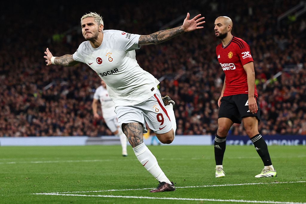 Galatasaray's Mauro Icardi (L) celebrates scoring the team's third goal during their Champions League clash with Manchester United at Old Trafford in Manchester, England, October 3, 2023. /CFP