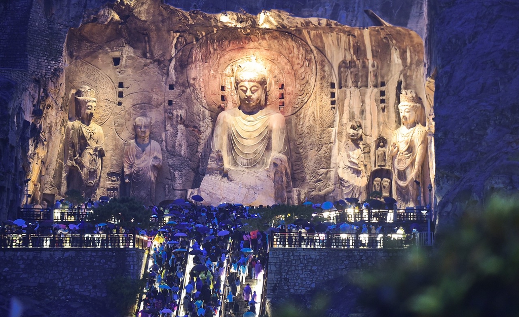 A photo shows crowds at the Longmen Grottoes on October 2, 2023 in Luoyang, Henan. /IC