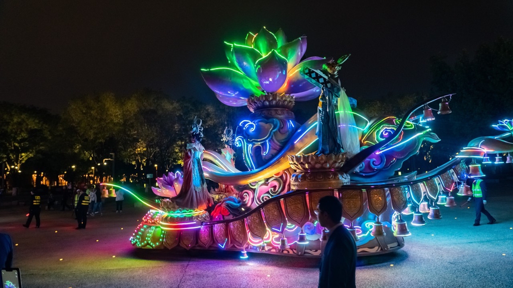 A photo shows a luminous float at Daming Palace National Heritage Park on October 3 in Xi'an, Shaanxi. /IC