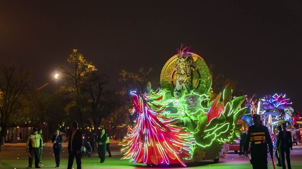 A photo shows a luminous float at Daming Palace National Heritage Park on October 3 in Xi'an, Shaanxi. /IC