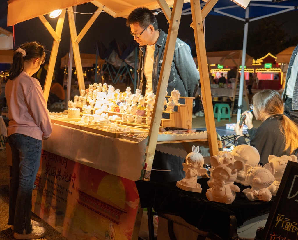 A photo shows a stall with crafts at Daming Palace National Heritage Park in Xi'an, Shaanxi. /IC