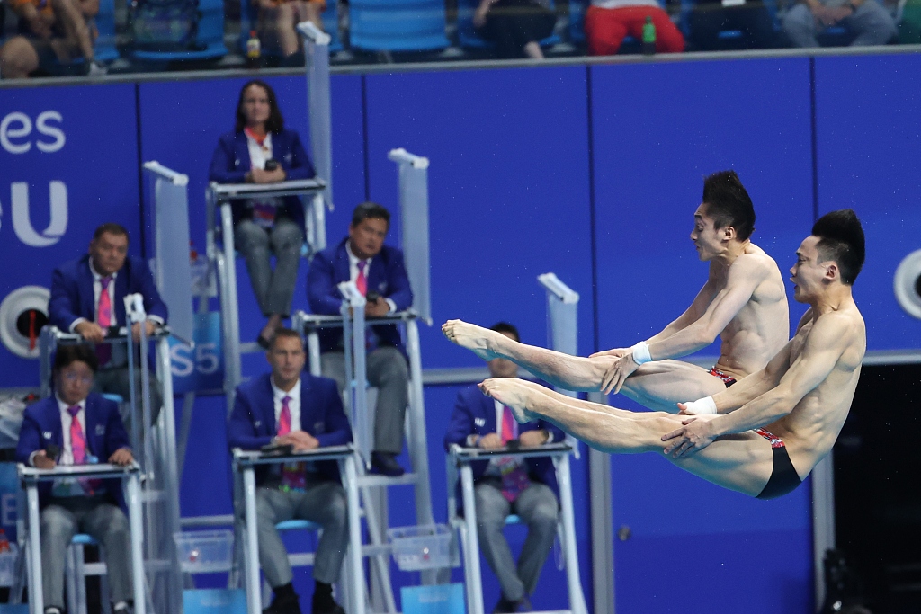 China's Lian Junjie (L) and Yang Hao compete in the men's synchronized 10m platform diving final during the 19th Asian Games in Hangzhou, China, October 1, 2023. /CFP