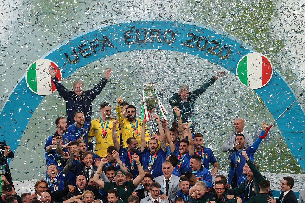 Leonardo Bonucci (C) of Italy lifts the trophy and celebrates with teammates after winning the UEFA Euro 2020 championship final between Italy and England at Wembley Stadium in London, United Kingdom, July 11, 2021. /CFP