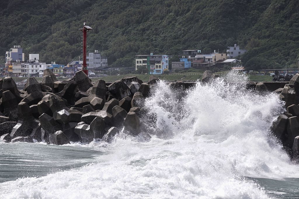Waves generated by Typhoon Koinu break in northern Taiwan on October 5, 2023. /CFP