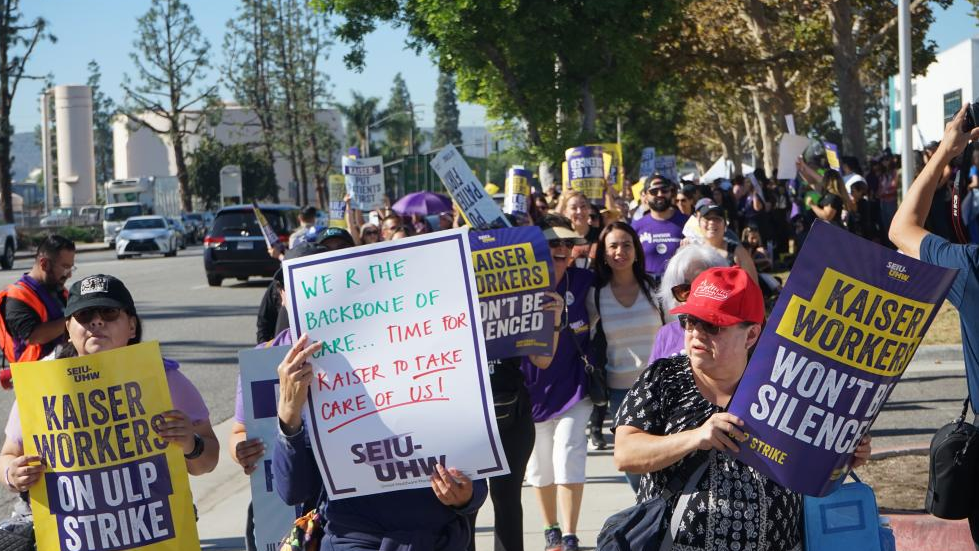 Healthcare workers protest outside a Kaiser Permanente medical center in Baldwin Park, California, the United States, October 4, 2023. /Xinhua