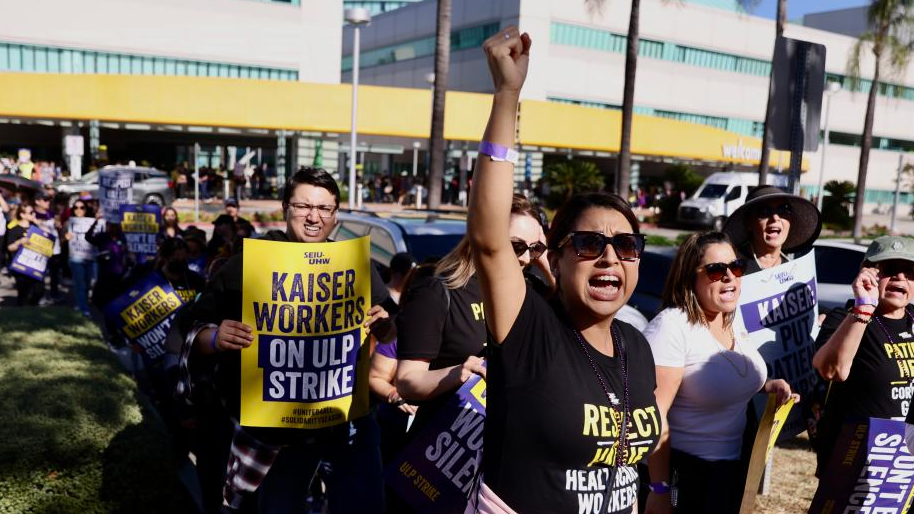 Healthcare workers protest outside a Kaiser Permanente medical center in Baldwin Park, California, the United States, October 4, 2023. /Xinhua