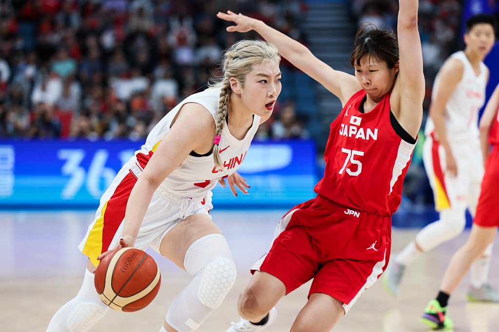 Li Meng (L) of China penetrates in the basketball women's final against Japan at the 19th Asian Games in Hangzhou, east China's Zhejiang Province, October 5, 2023. /CFP