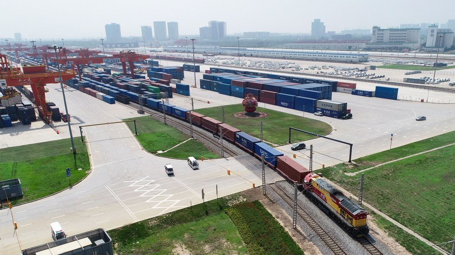 Train No. X9015, a China-Europe freight train, leaving for Kazakhstan from Xi'an International Port in Xi'an, northwest China's Shaanxi Province, July 29, 2022. /Xinhua