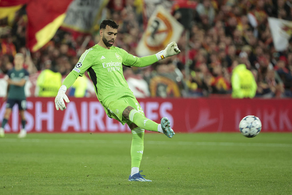 Goalkeeper David Raya of Arsenal passes in the UEFA Champions League group game against Lens at Stade Bollaert-Delelis in Lens, France, October 3, 2023. /CFP 