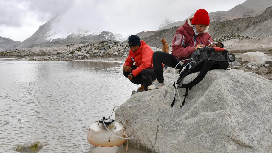 Members of a Chinese expedition team perform a real-time water quality check at a proglacial lake in the Mount Cho Oyu region on the China-Nepal border, October 1, 2023. /Xinhua