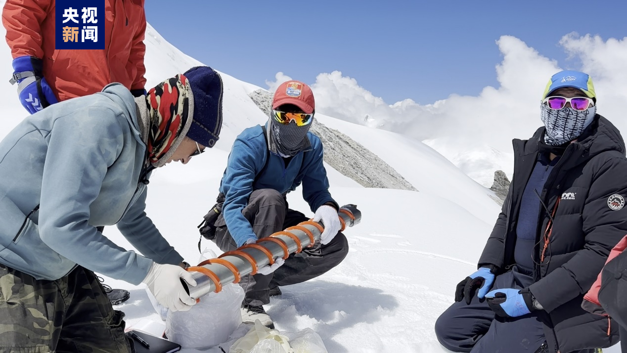 Members of a Chinese expedition team practice for drilling of ice cores at an altitude of 6,450 meters in the Mount Cho Oyu region on the China-Nepal border, September 30, 2023. /CMG