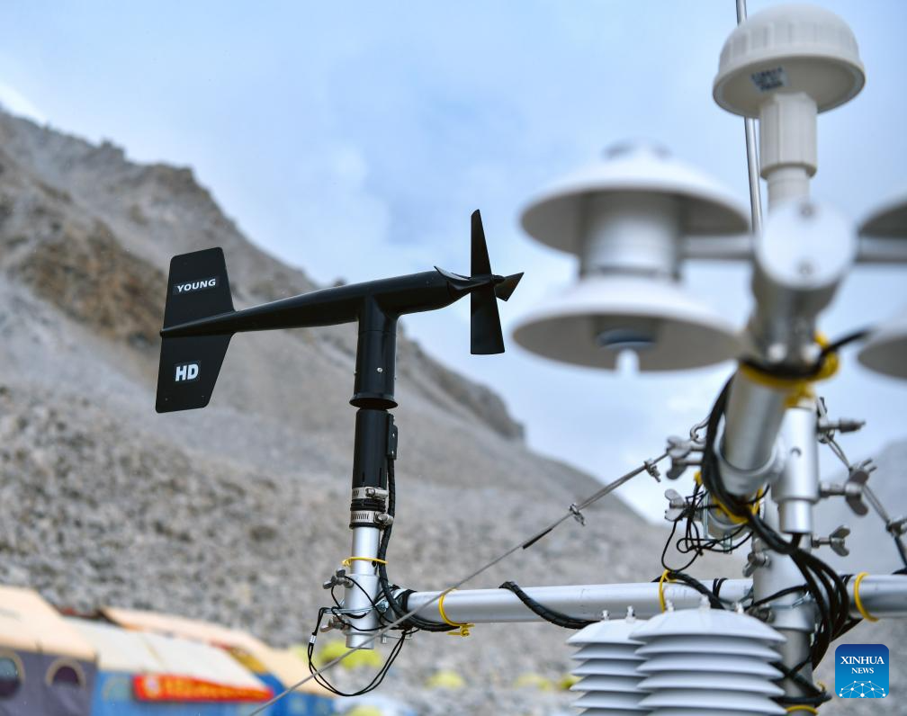 An automatic meteorological station set up at the altitude of 5,700 meters in the Mount Cho Oyu region on the China-Nepal border, September 29, 2023. /Xinhua