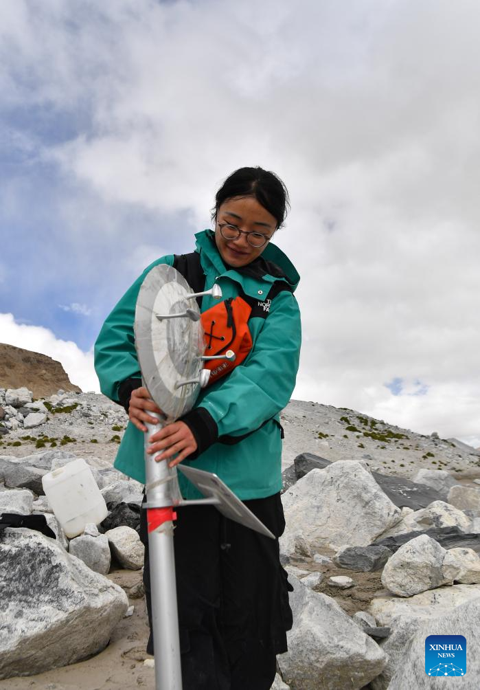 A member of a Chinese expedition team sets up a portable weather station in the Mount Cho Oyu region on the China-Nepal border, October 1, 2023. /Xinhua