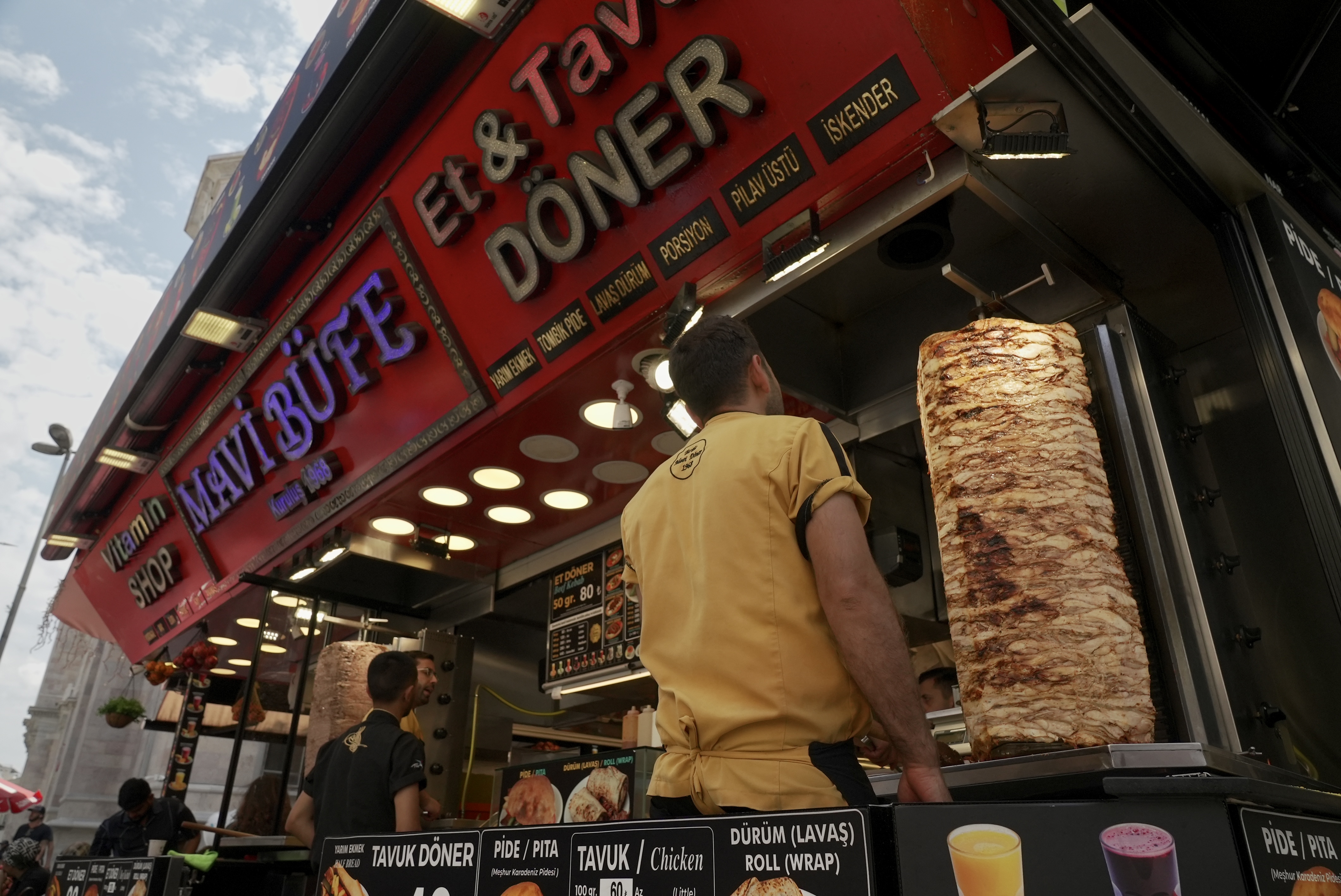 A snack bar sells a range of kebabs at the Grand Bazaar, in Istanbul, Türkiye. /CGTN