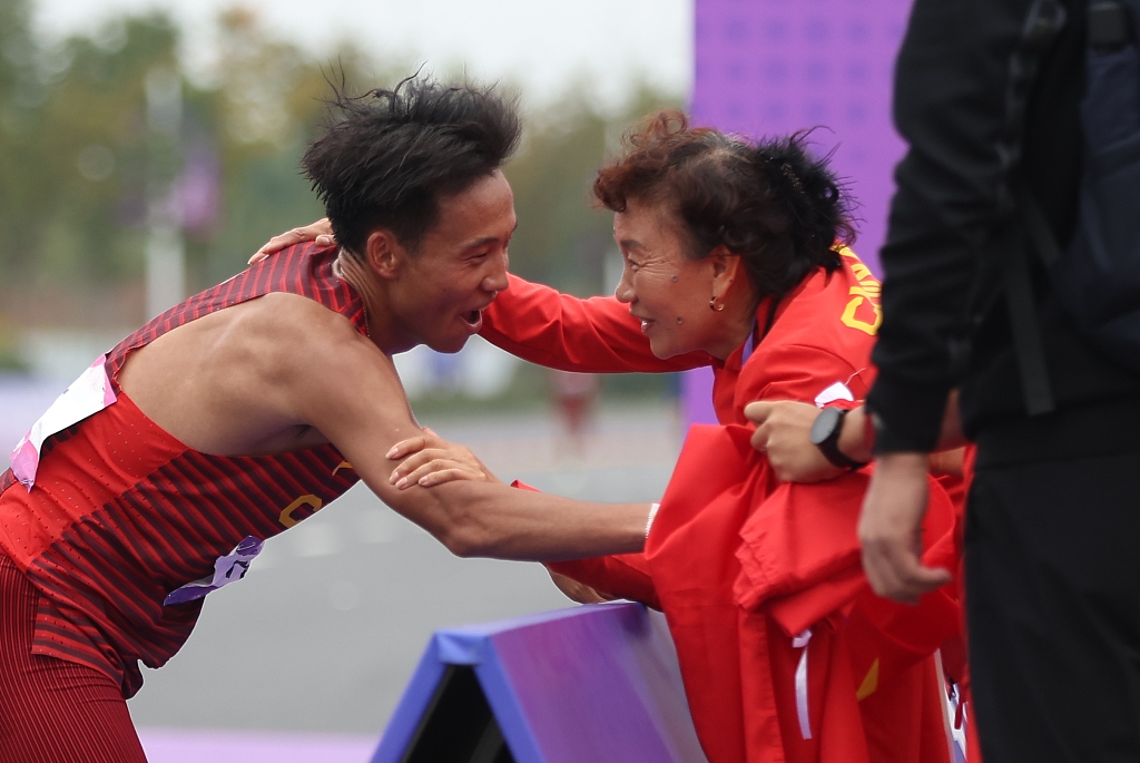 China's He Jie celebrates with his coach Xiao Li after winning the men's marathon event at the 19th Asian Games in Hangzhou, Zhejiang Province, October 5, 2023. /CFP