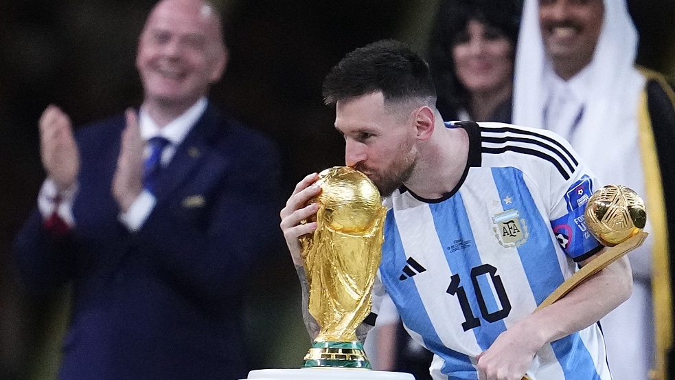 Lionel Messi kisses the World Cup trophy after winning the World Cup final at the Lusail Stadium in Lusail, Qatar, December 18, 2022. /CFP