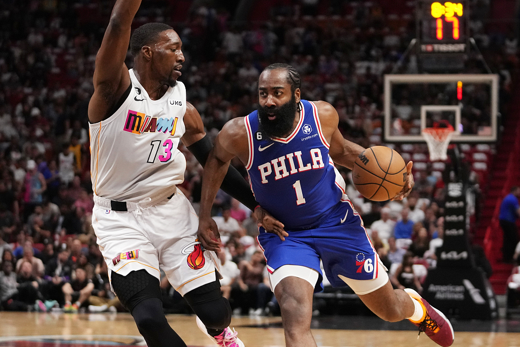 Bam Adebayo (L) of the Miami Heat guards James Harden of the Philadelphia 76ers in the game at Miami-Dade Arena in Miami, Florida, March 1, 2023. /CFP