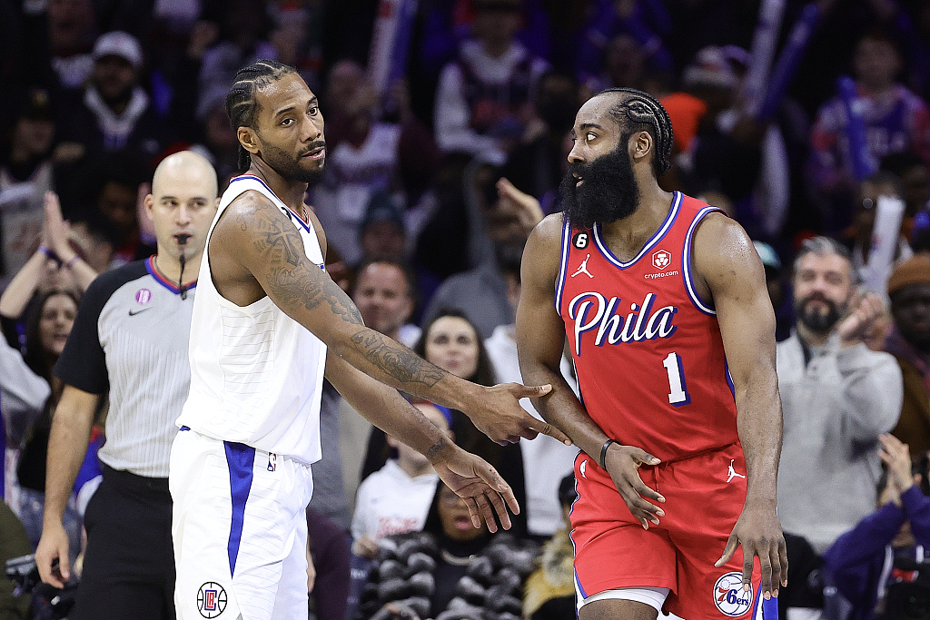 James Harden (R) of the Philadelphia 76ers and Kawhi Leonard of the Los Angeles Clippers speak to each other in the game at Wells Fargo Center in Philadelphia, Pennsylvania, December 23, 2022. /CFP