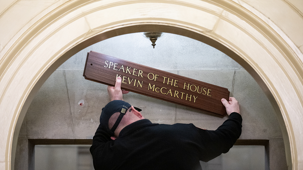 A Capitol worker installs the sign at the entrance to Speaker of the House Kevin McCarthy's office in the Capitol, U.S., January 7, 2023. /CFP