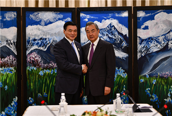 Wang Yi (R), a member of the Political Bureau of the Communist Party of China Central Committee and director of the Office of the Central Commission for Foreign Affairs, meets with Mongolian Deputy Prime Minister Sainbuyan Amarsaikhan in Nyingchi, southwest China's Xizang Autonomous Region, October 5, 2023. /Chinese Foreign Ministry