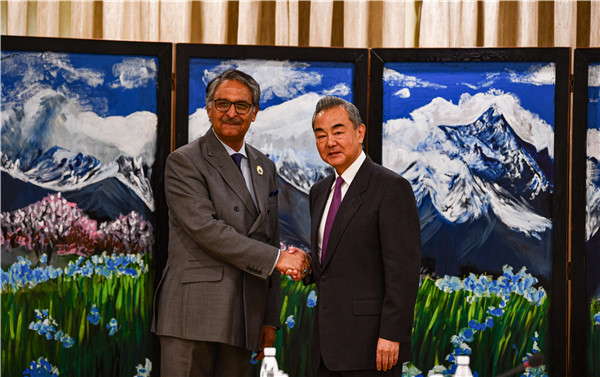 Wang Yi (R), a member of the Political Bureau of the Communist Party of China Central Committee and director of the Office of the Central Commission for Foreign Affairs, meets with Foreign Minister of Pakistan Jalil Abbas Jilani in Nyingchi, southwest China's Xizang Autonomous Region, October 5, 2023. /Chinese Foreign Ministry