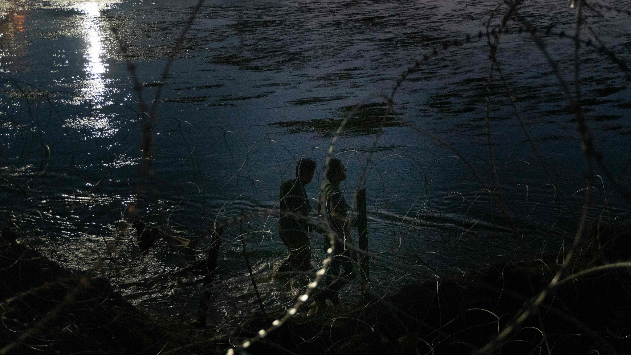 Migrants wade through the Rio Grande river on the US-Mexico border in Eagle Pass, Texas, September 22, 2023. /CFP