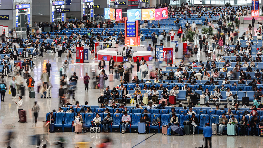 Passengers waiting to board trains in Guizhou Province, southwest China, October 6, 2023. /CFP