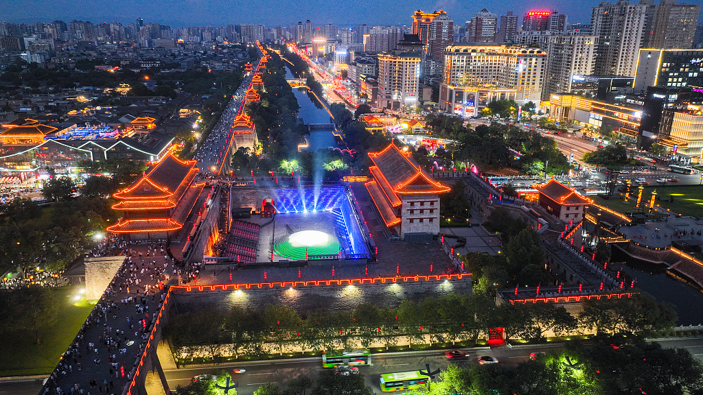 A night view of the ancient city walls of Xi'an /CFP