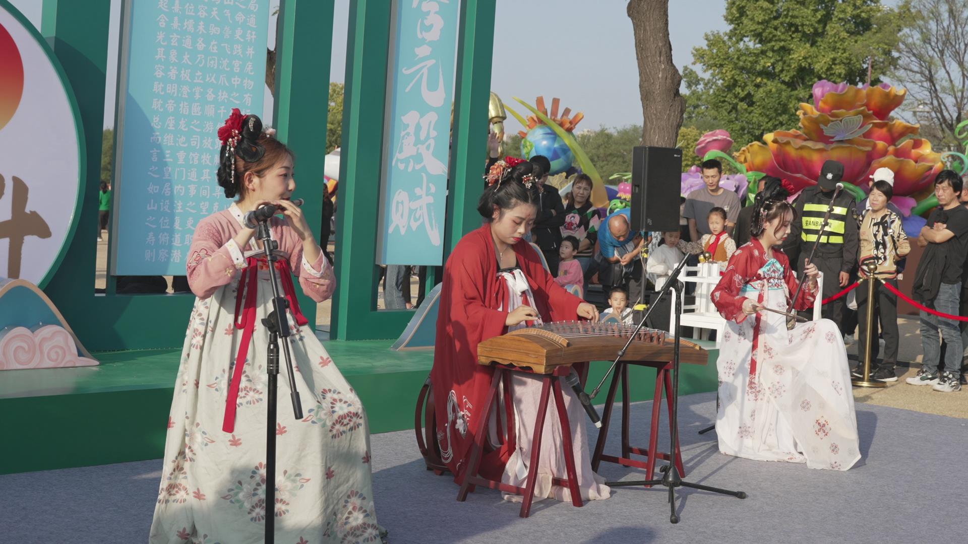 Visitors watching performance of traditional Chinese instrument at the Daming Palace National Heritage Park, Xi'an City, northwest China's Shaanxi Province. /Daming Palace National Heritage Park
