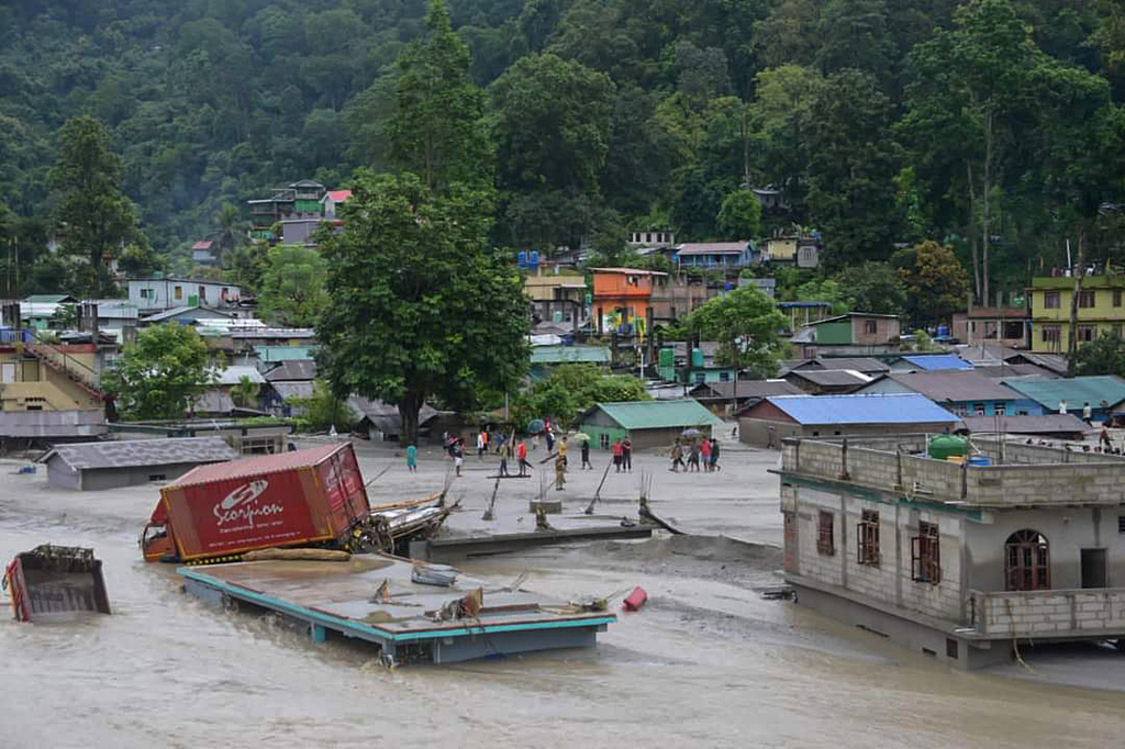 Vehicles washed away in flash floods lay on top of buildings. Rangpo town, Sikkim state, India. October 5, 2023. /CFP