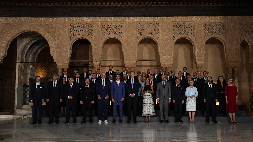 Spain's King Felipe VI and Queen Letizia, center, stand with Spain's acting Prime Minister Pedro Sanchez, center left, and other heads of state while posing for a group photo at the Alhambra palace during the Europe Summit in Granada, Spain, October 5, 2023. /CFP