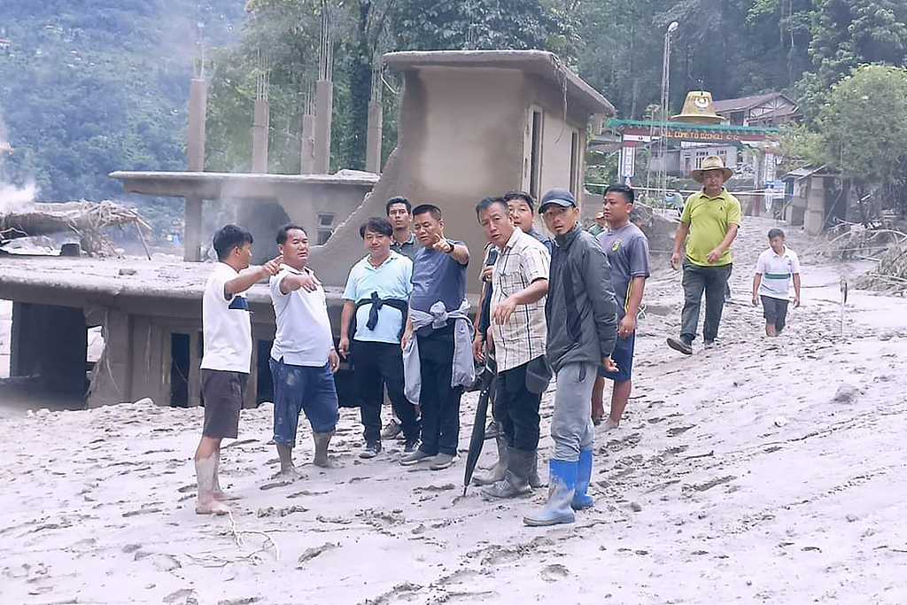 Locals assess damage after flash floods triggered when a glacial lake, South Lhonak Lake, high in the mountains overflowed due to heavy rainfall on October 6, 2023. /CFP