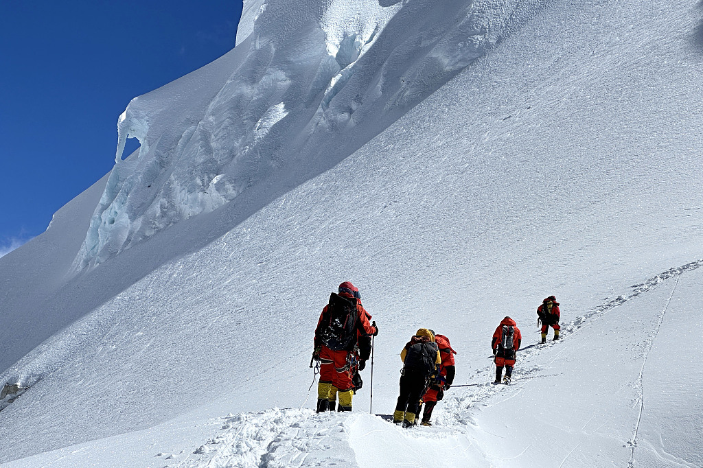 Chinese expedition team members on route to surmount Mt. Cho Oyu. /CFP