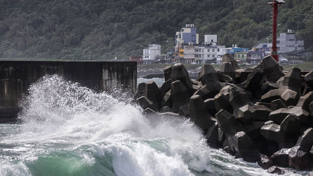 Waves generated by Typhoon Koinu break at Chaojing Park in Keelung, northern China's Taiwan Island, October 5, 2023. /CFP