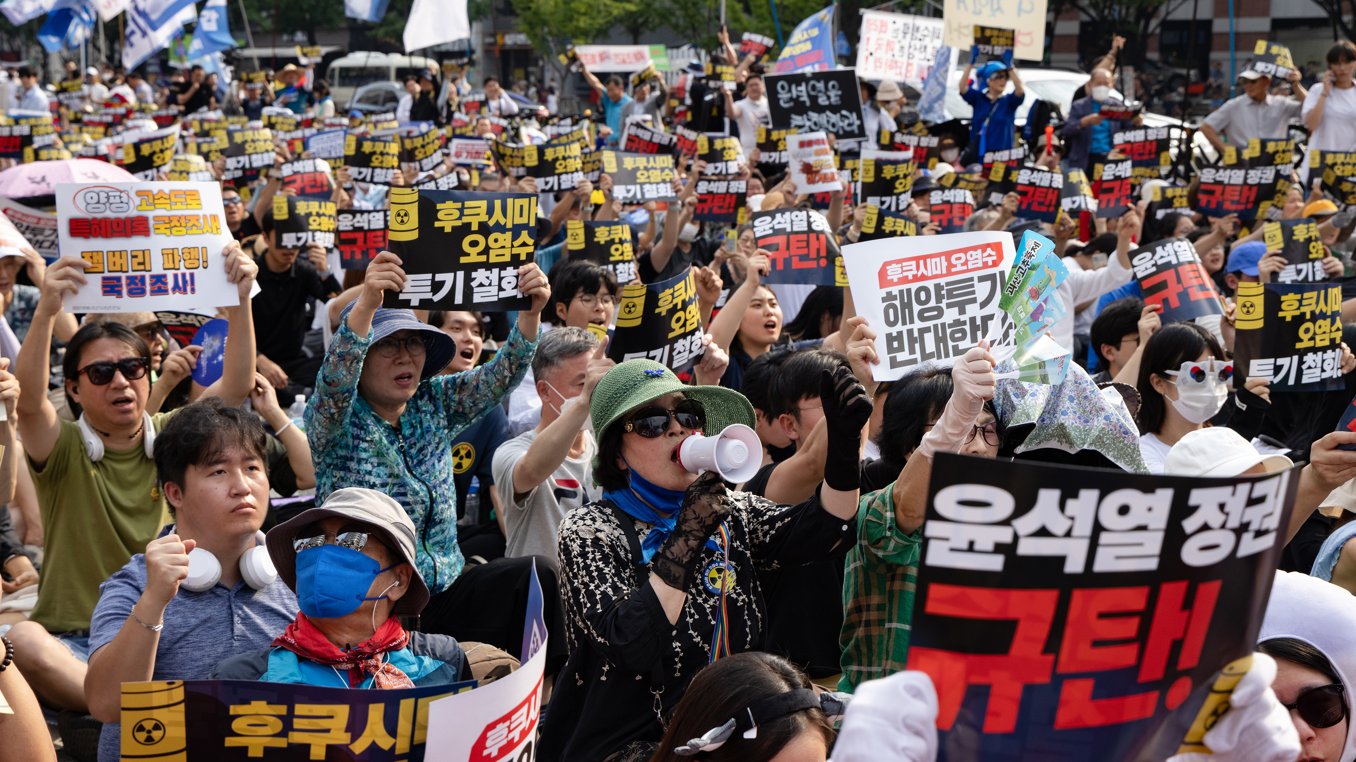 Tens of thousands of participants shout slogans at a demonstration in Seoul, Republic of Korea, calling for an end to Japan's marine discharge of nuclear-contaminated water from Fukushima, August 26, 2023. /CFP