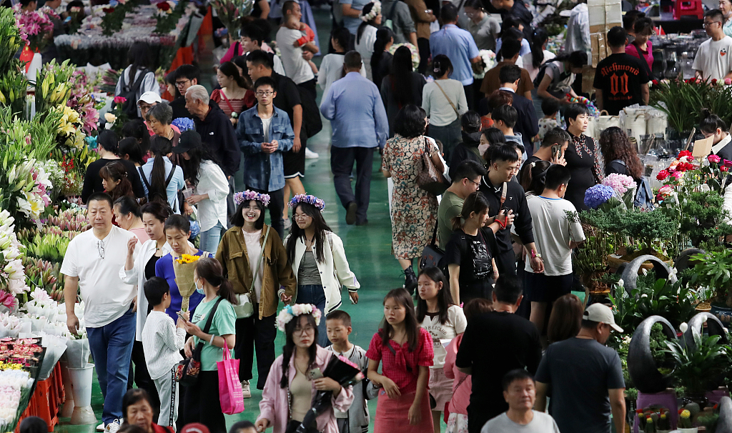 Tourists buying flowers at Dounan flower market, Kunming, south China's Yunnan Province, October 3, 2023. /CFP